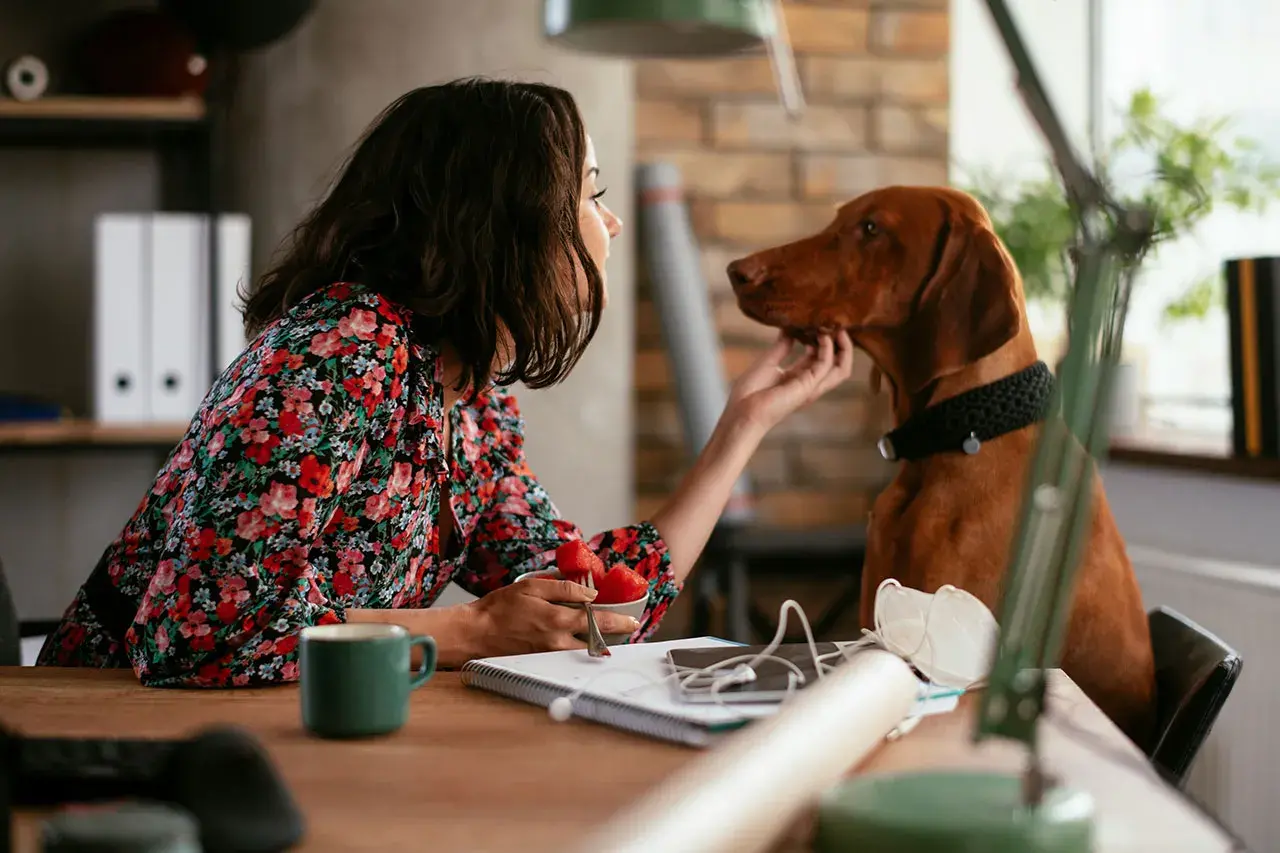 Mujer adorando un perro