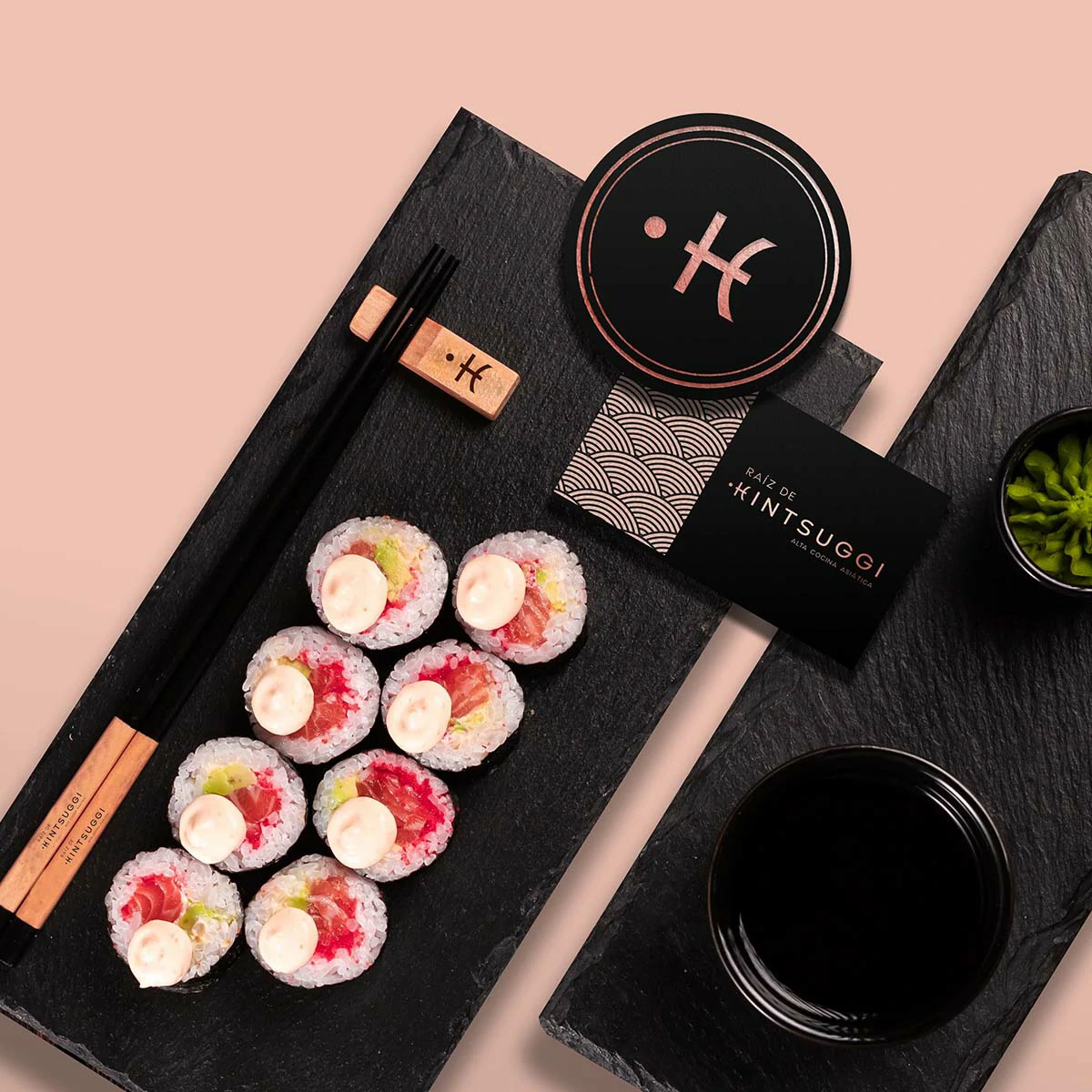 Mockup de empaque de lujo en color negro con detalles dorados para los productos de la marca Raíz de Kintsugi.