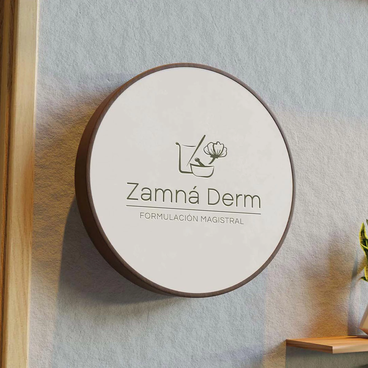 Sello circular o tapa de empaque de madera texturizada con el logotipo grabado de Zamná Derm para productos de cuidado de la piel.