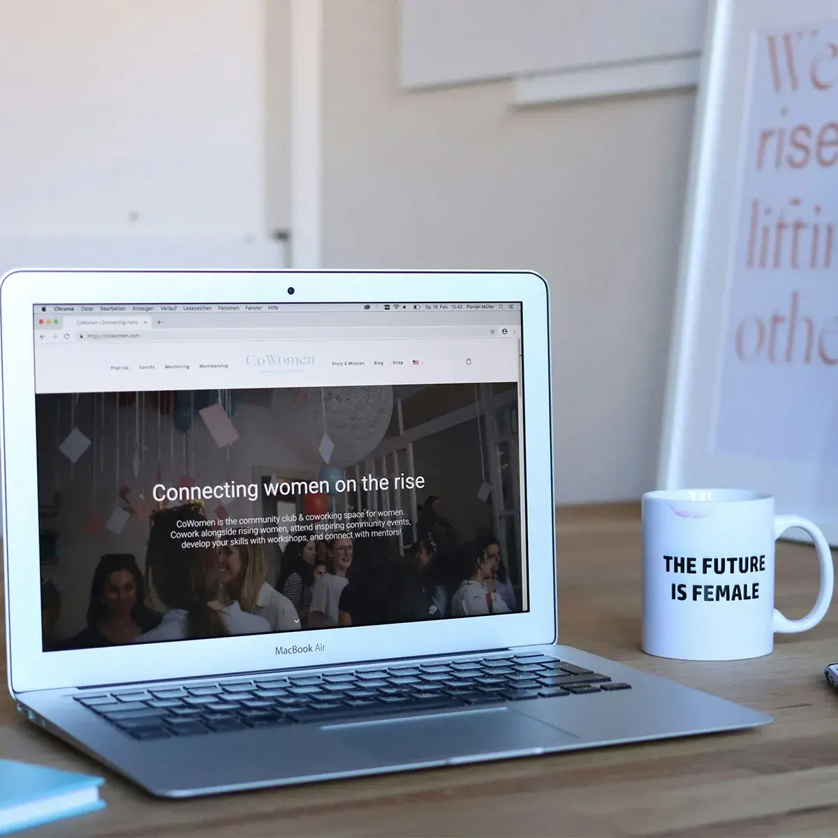 Laptop sobre un escritorio blanco mostrando una interfaz de analítica web y gestión de reputación digital de una marca.