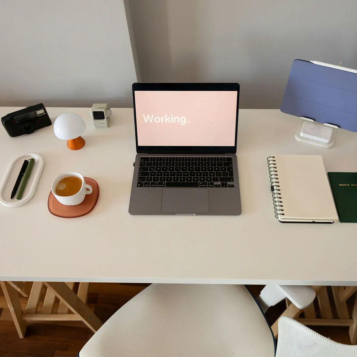 Escritorio organizado de oficina con laptop, agenda, pluma y calculadora, listo para estructurar el sistema de un negocio.