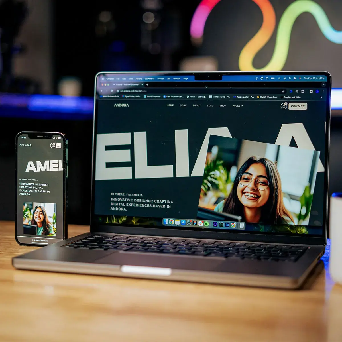 Laptop y teléfono móvil mostrando contenido digital sobre derechos de autor e inteligencia artificial.