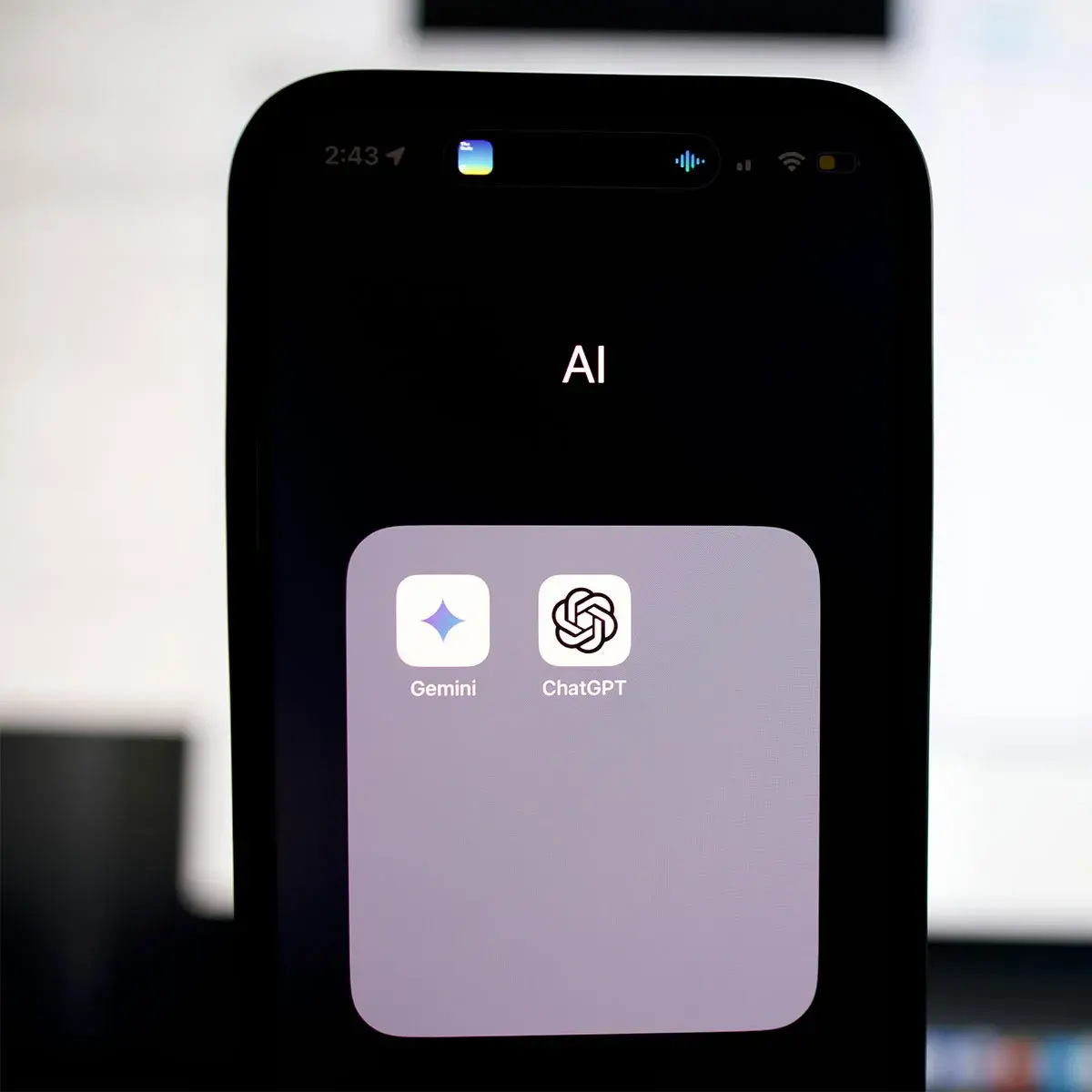 Pantalla de smartphone con aplicaciones de inteligencia artificial avanzadas para la gestión de microemprendimientos.