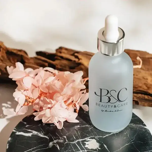 Packaging elegante y frasco de cosmética natural para la marca B&C de bienestar