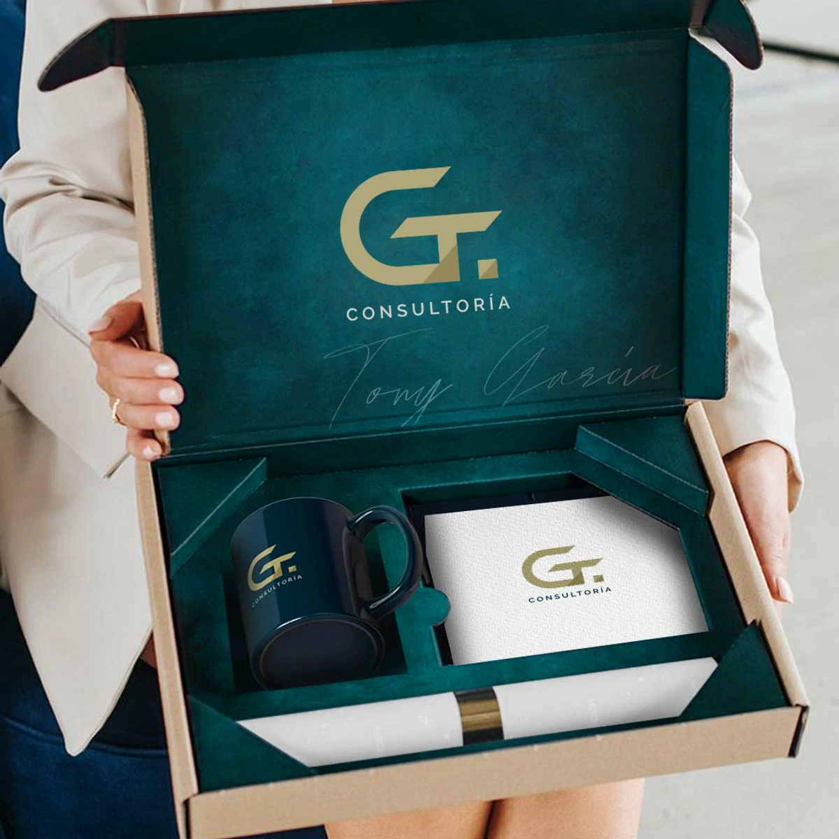 Caja de regalo corporativa y kit de bienvenida de GT Consultoría