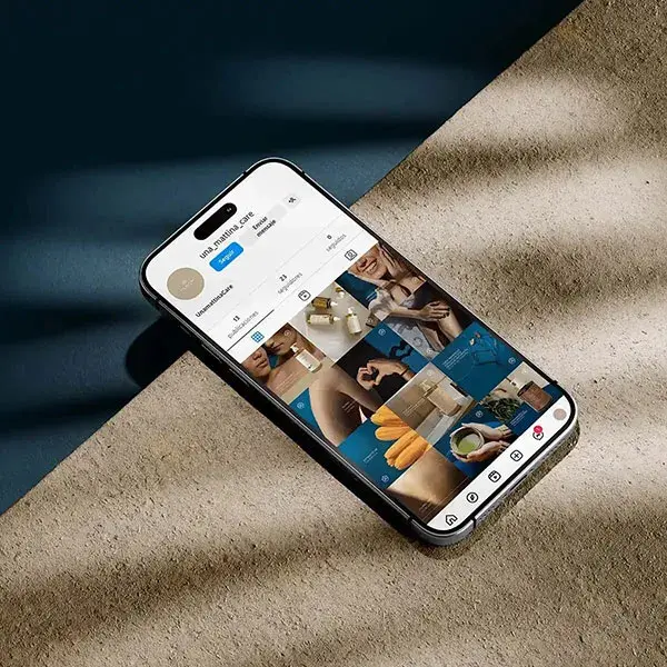 Smartphone mostrando contenido visual y estrategia de Una Mattina