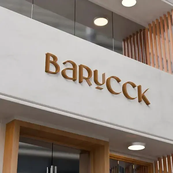 Fachada de local comercial con letrero corpóreo de Barucck e iluminación elegante