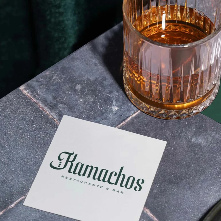 Vaso de vidrio con Vino y posavasos con logotipo corporativo de Kamachos