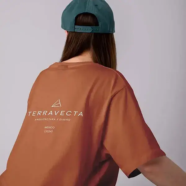 Mujer emprendedora de espaldas usando playera de Terravecta en sesión fotográfica